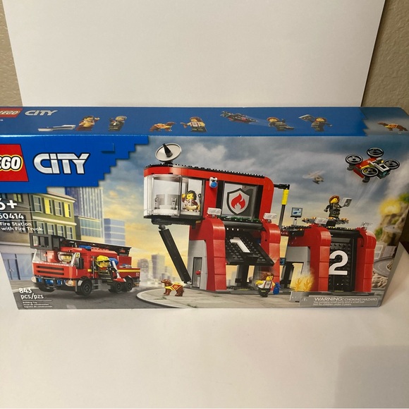 LEGO CITY: Fire Station with Fire Truck (60414) - Picture 6 of 14